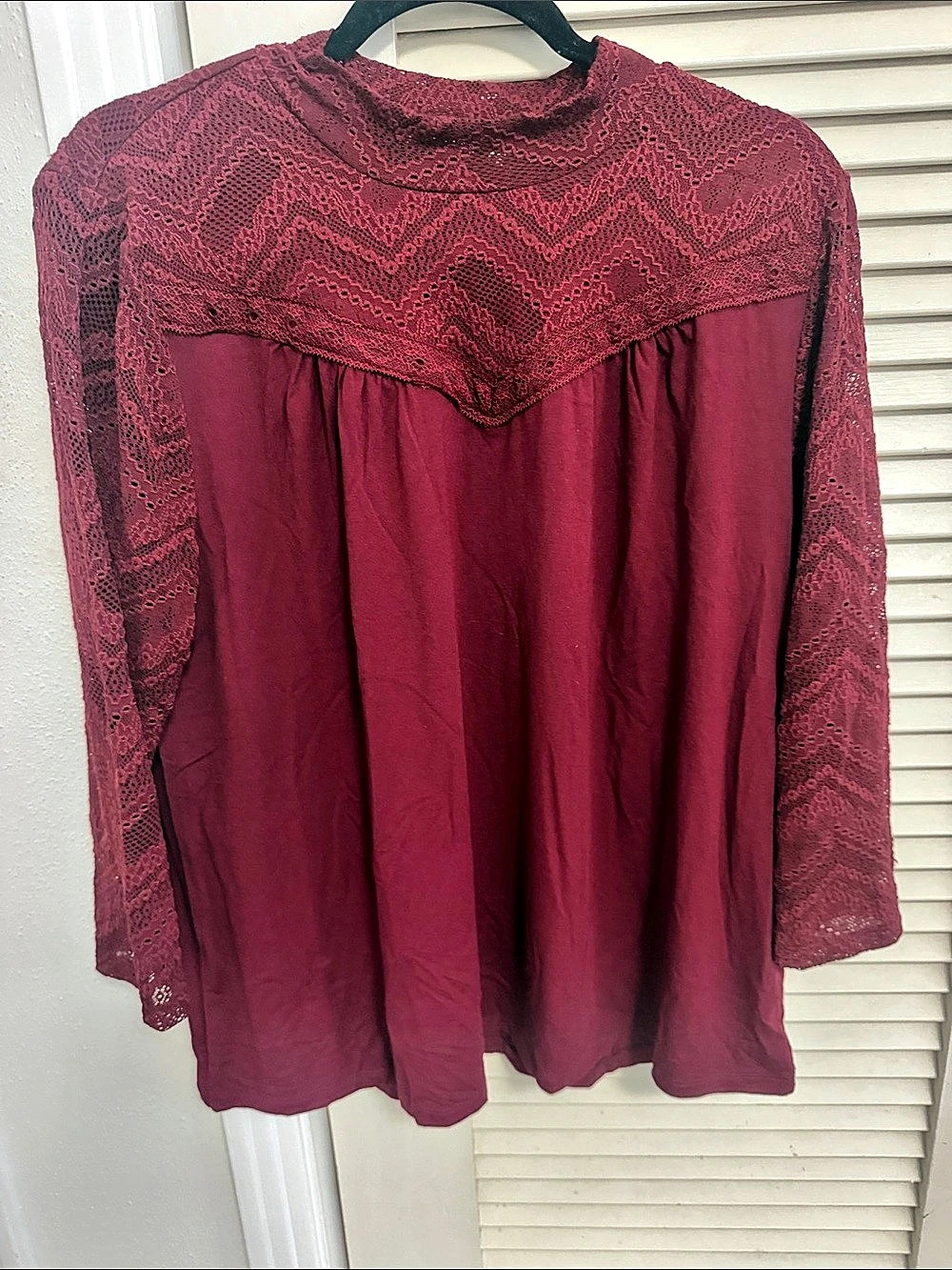 LOGO by Lori Goldstein Rayon 230 Mock
Neck Top with Lace Large Like New Caberne